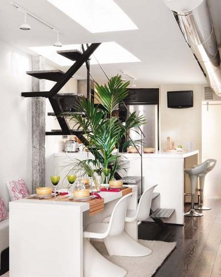 Un dúplex en el centro de Madrid tarima de roble teñida en wengué sofá gris sillas panton blancas muros de cristal en dormitorio loft fucsia en decoración farolillo de metal marroquí dúplex decoración diseño moderno diseño de interiores decoración en blanco decoracion de lofts decoración de interiores decoración de áticos