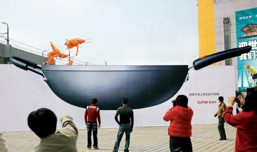 Gambas y otros alimentos patinando en una sartén gigante