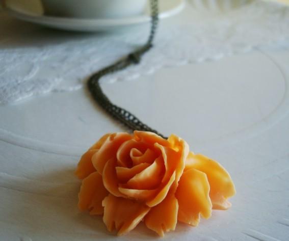 COLLAR ROSA COLOR MANDARINA