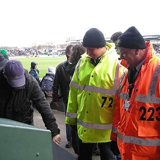 De la desdicha de ser ‘segurata’ en un partido de fútbol
