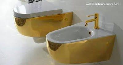 Sanitarios de baño con oro