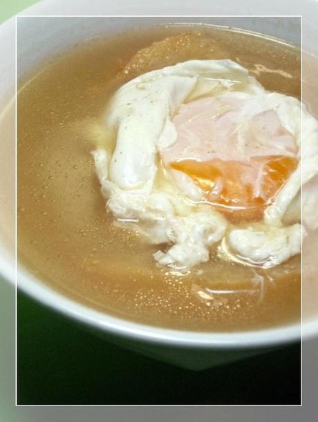 Consomé con Tostada y Huevo