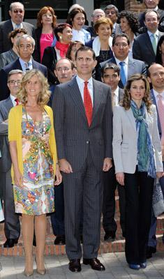 Los Príncipes visitaron la Residencia de Estudiantes. El look de Dña. Letizia