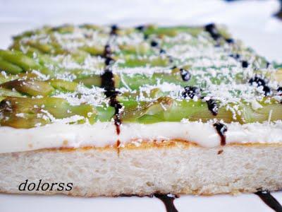 Tostadas de espárragos verdes con polvo de parmesano