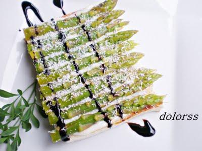 Tostadas de espárragos verdes con polvo de parmesano