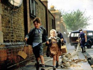 hopeandglory2 Infancia en guerra: la memoria fabulada de “Esperanza y gloria” para Cinearchivo / la memoria renovada de “La llave de Sarah” para Ultramundo