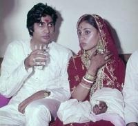 Amitabh Bachchan y Jaya celebran su aniversario de boda.