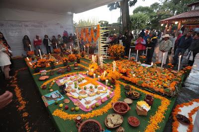 PRESENTAN ETNIAS ORIGINARIAS DEL EDOMÉX OFRENDA A LOS MUERTOS EN EL FESTIVAL DE LAS ALMAS