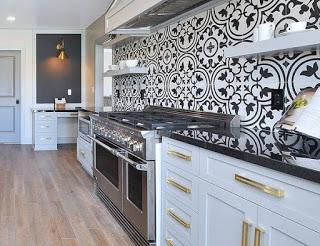 Decorando las paredes de tu cocina con papel pintado.