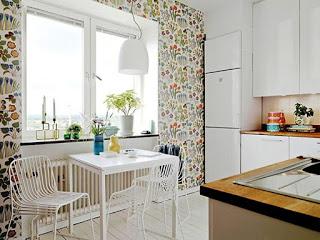 Decorando las paredes de tu cocina con papel pintado.
