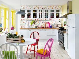 Decorando las paredes de tu cocina con papel pintado.