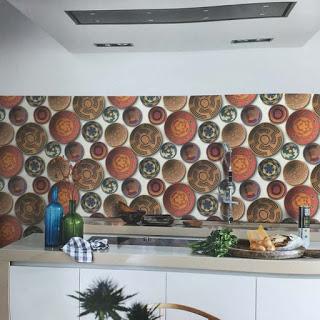 Decorando las paredes de tu cocina con papel pintado.