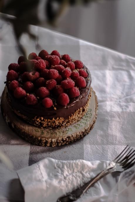 Tarta tres chocolates y café sin horno