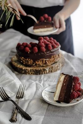 Tarta tres chocolates y café sin horno