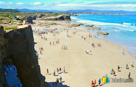 Sobre los acantilados de la playa de las Catedrales en Galicia