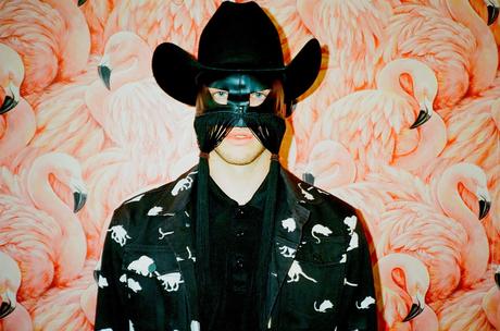 Orville Peck, el enmascarado cowboy que acapara portadas, contará con Manuela Iwansson para abrir su gira por Madrid y Barcelona