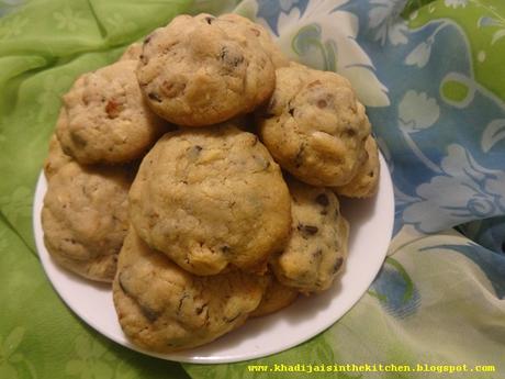 BISCUITS AUX NOIX MÉLANGÉES ET AUX PÉPITES DE CHOCOLAT / MIXED NUTS AND CHOCOLATE CHIPS COOKIES / GALLETAS DE NUECES MIXTAS Y CHISPAS DE CHOCOLATE / بيسكوي بالمكسرات المختلطة و حبيبات الشوكولاتة