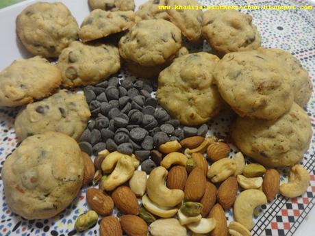 BISCUITS AUX NOIX MÉLANGÉES ET AUX PÉPITES DE CHOCOLAT / MIXED NUTS AND CHOCOLATE CHIPS COOKIES / GALLETAS DE NUECES MIXTAS Y CHISPAS DE CHOCOLATE / بيسكوي بالمكسرات المختلطة و حبيبات الشوكولاتة