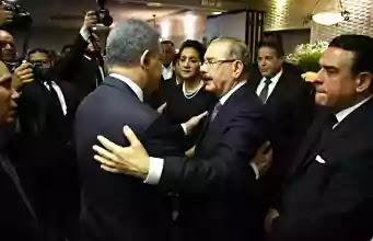 Danilo recibe pésame de Leonel en funeraria.