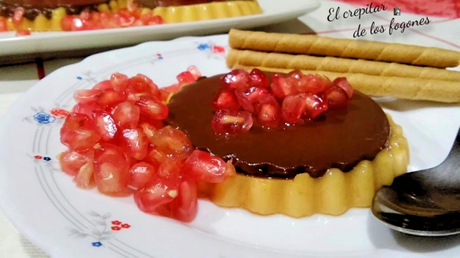 CUAJADA DE CAQUI Y CHOCHOLATE CON BARQUILLOS Y GRANADA CUAJADA DE CAQUI Y CHOCHOLATE CON BARQUILLOS Y GRANADA