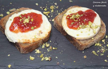 TOSTA DE QUESO DE CABRA, MERMELADA DE TOMATE Y POLVO DE PISTACHO