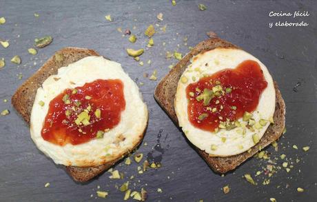TOSTA DE QUESO DE CABRA, MERMELADA DE TOMATE Y POLVO DE PISTACHO