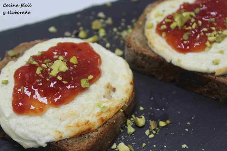 TOSTA DE QUESO DE CABRA, MERMELADA DE TOMATE Y POLVO DE PISTACHO