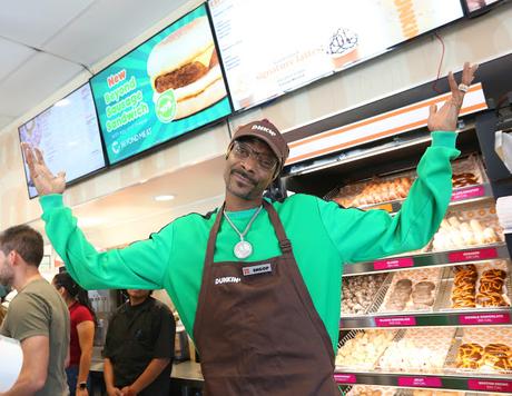 EE.UU.: Snoop Dogg sirve famosa salchicha vegana 