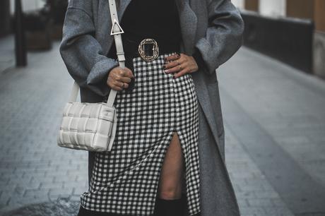 ESENCIALES PARA OTOÑO: ABRIGO GRIS + CÓMO ELEGIR ABRIGO SEGÚN TU CUERPO bottega veneta bolso blanco en invierno