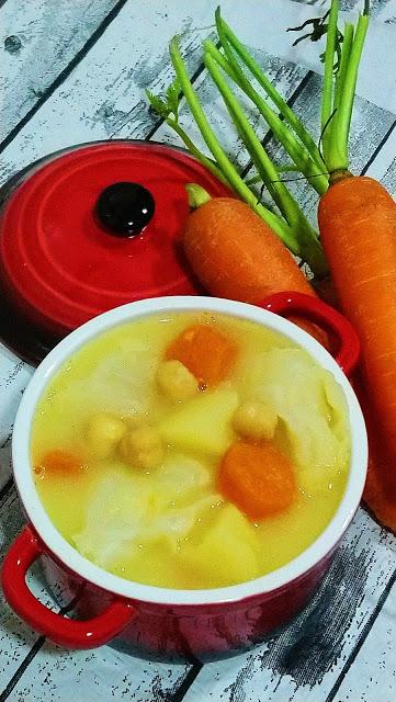 Sopa especiada de garbanzos y col