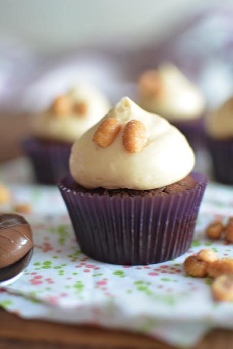 Cupcakes de chocolate y crema de cacahuete rellenos de mermelada de frambuesa