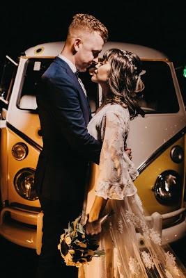 Pareja de novios delante de una furgoneta de tipo vintage