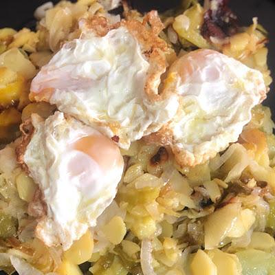 patatas-a-lo-pobre-huevos-rotos