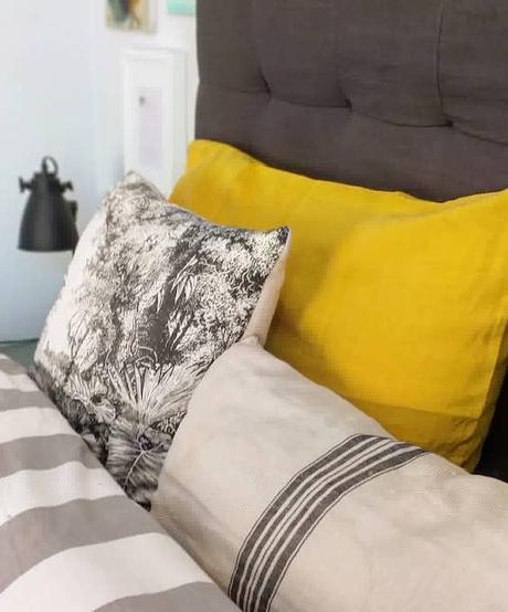 decoralinks | Cabecero tapizado en lino de MaisonsDuMonde - fundas de almohada mostaza de dE.LENZO
