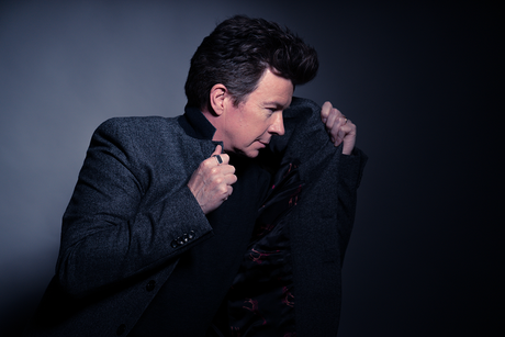 Rick Astley nos devuelve a los 80 con una nueva versión de 'Never Gonna Give You Up'