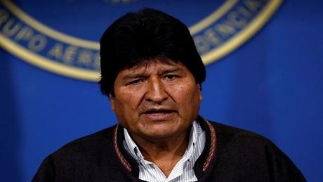 Evo Morales renuncia a la presidencia, para evitar derramamiento de sangre.