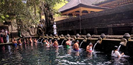 Ritual de purificación en Tampak Siring : The holy Spring Temple