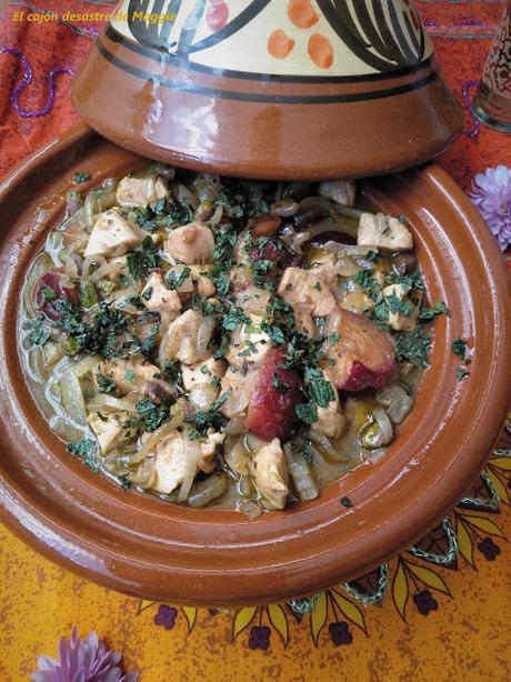 TAJÍN DE POLLO CON CIRUELAS Y PISTACHOS TAJÍN DE POLLO CON CIRUELAS Y PISTACHOS