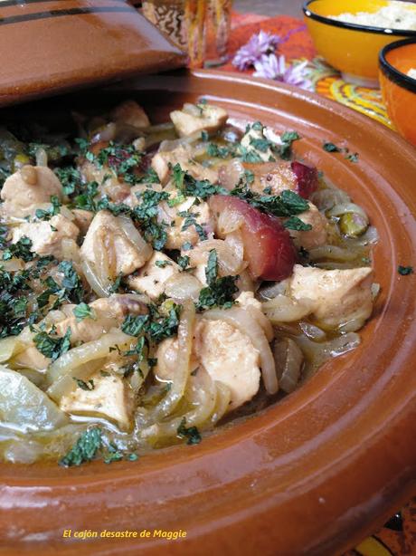 TAJÍN DE POLLO CON CIRUELAS Y PISTACHOS TAJÍN DE POLLO CON CIRUELAS Y PISTACHOS