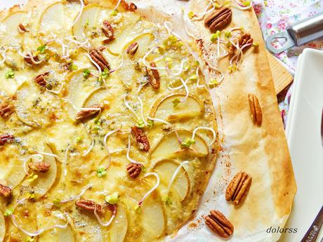 Pizza en blanco de pera, gorgonzola y nueces pecanas Pizza en blanco de pera, gorgonzola y nueces pecanas