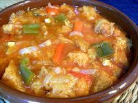 Sopa de tomate con verduras y pan.