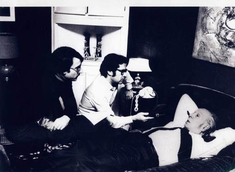 La imagen puede contener: 2 personas, personas sentadas e interior