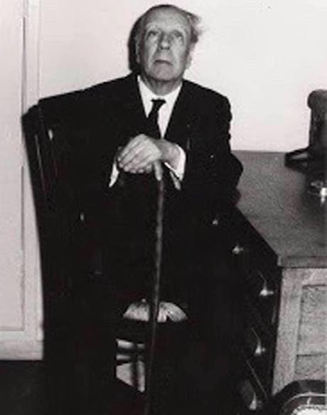 La imagen puede contener: una persona, de pie y de traje