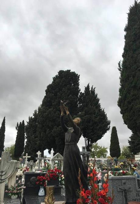 La imagen puede contener: una o varias personas, personas de pie, cielo, exterior y naturaleza