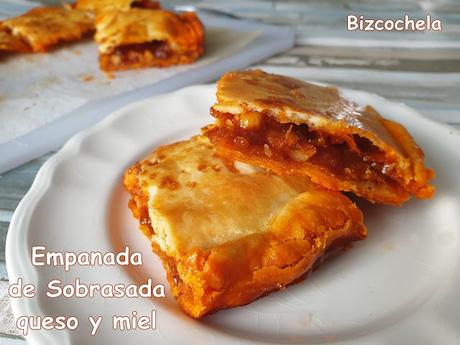 EMPANADA DE SOBRASADA, QUESO Y MIEL