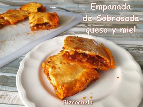 EMPANADA DE SOBRASADA, QUESO Y MIEL