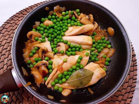Filetes de gallo con champiñones y guisantes Filetes de gallo con champiñones y guisantes