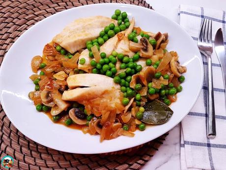 Filetes de gallo con champiñones y guisantes