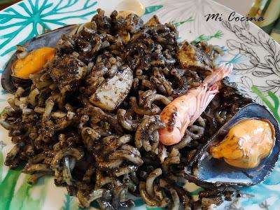 FIDEUÁ  CON JIBIA, SU TINTA Y SU MELSA CON MARISCOS