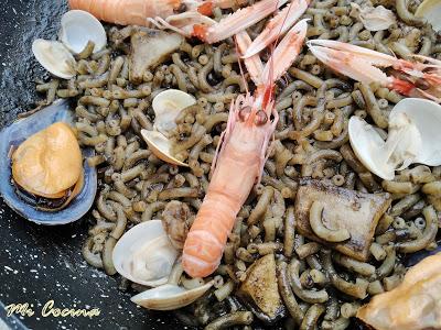 FIDEUÁ  CON JIBIA, SU TINTA Y SU MELSA CON MARISCOS